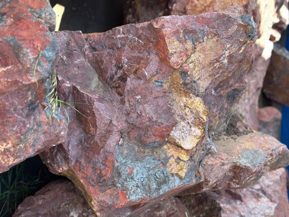 Камни для ландшафтного дизайна красно-фиолетовые 10-60 килограмм купить в Черкесскк