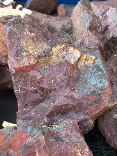 Камни для ландшафтного дизайна красно-фиолетовые 10-60 килограмм купить в Черкесскк