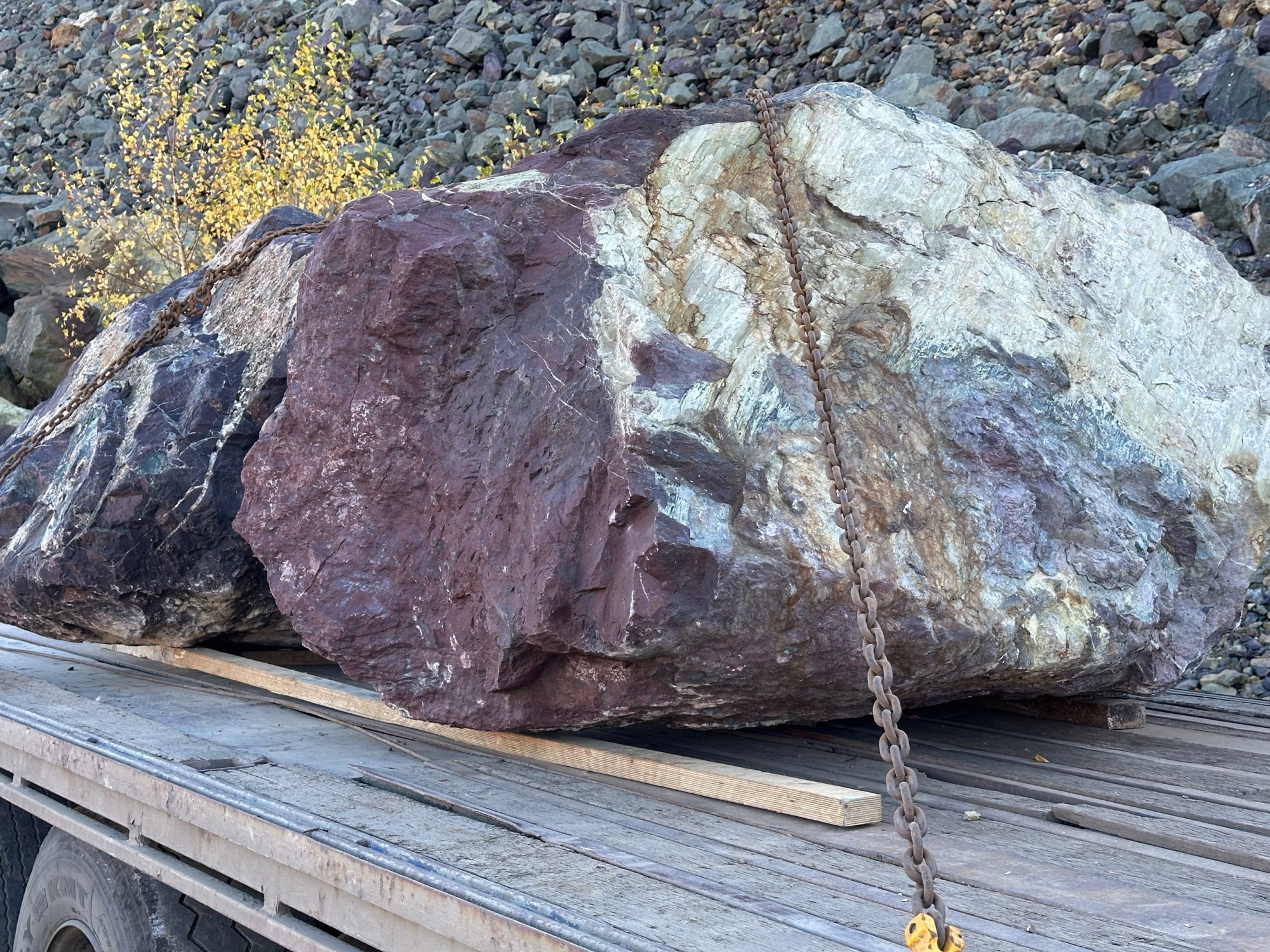 Огромные красно-фиолетовые валуны для ландшафтного дизайна весом более 5 тонн купить в Черкесскк