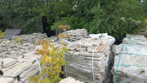 Плитняк галтованный гранитный для ландшафтного дизайна купить в Черкесскк