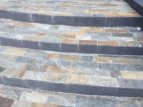 Плитка из Златолита Уральского для лестницы купить в Черкесскк