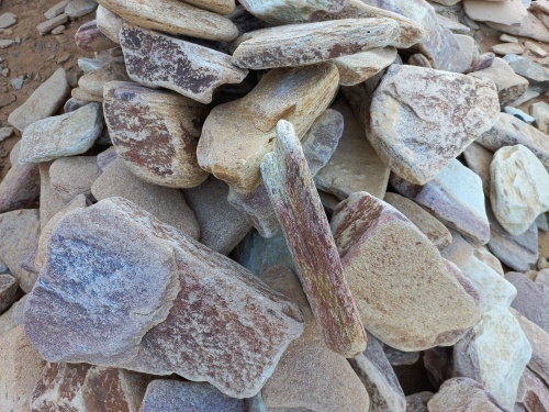 Златолит жёлтый, жёлто-зелёный глыбки и валуны для ланшафтного дизайна купить в Черкесскк