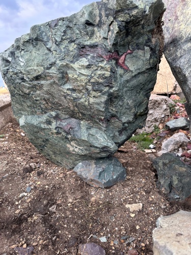 Гигантские зелёные валуны для ландшафтного дизайна весом более 5 тонн купить в Черкесскк