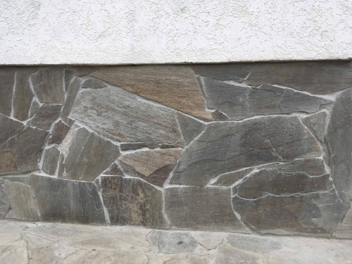 Плитняк златолит Уральский для цоколя, отмостки купить в Черкесскк