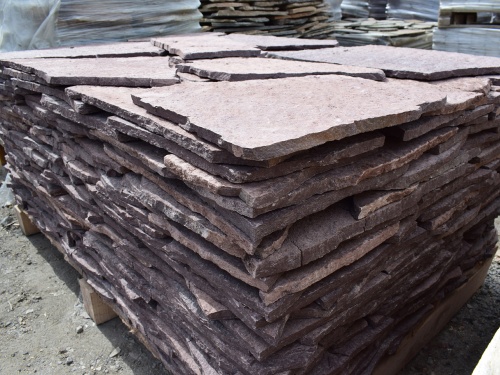 Плитняк лемезит бордовый для облицовки цоколя 20-25 мм  купить в Черкесскк