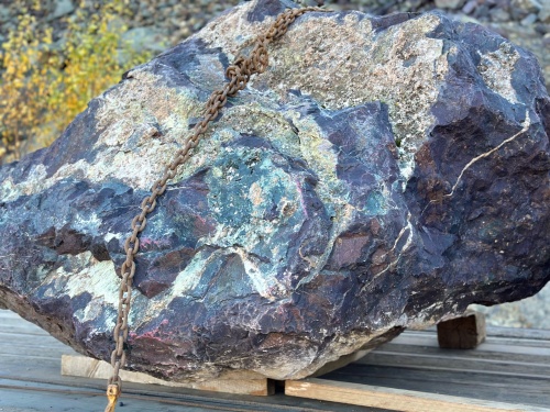 Огромные красно-фиолетовые валуны для ландшафтного дизайна весом более 5 тонн купить в Черкесскк