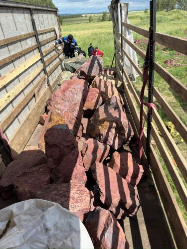 Ландшафтные глыбы красно-фиолетовые 200-1000 килограмм купить в Черкесскк