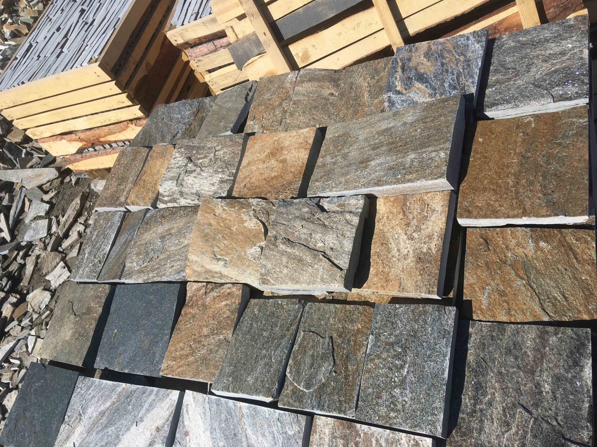 Плитка пилёная златолит Уральский для цоколя, отмостки купить в Черкесскк