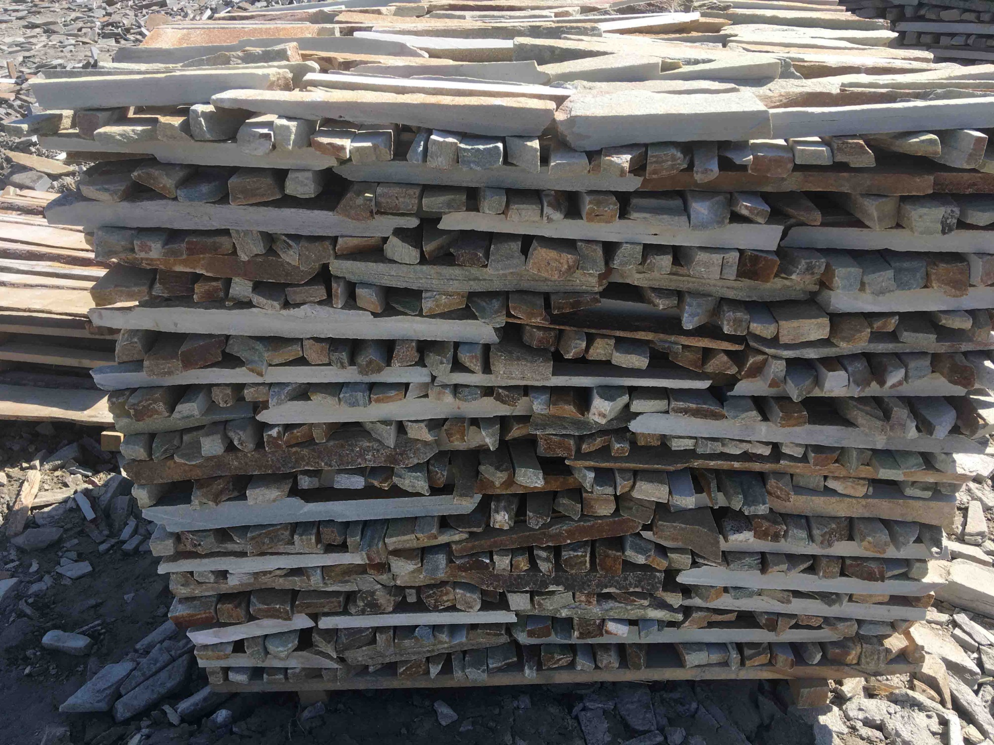 Горбушка златолит золотистый для облицовки купить в Черкесскк