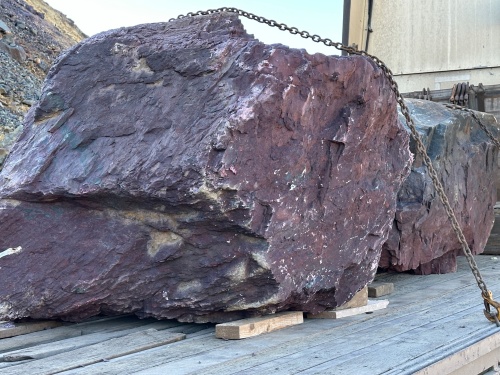 Огромные красно-фиолетовые валуны для ландшафтного дизайна весом более 5 тонн купить в Черкесскк