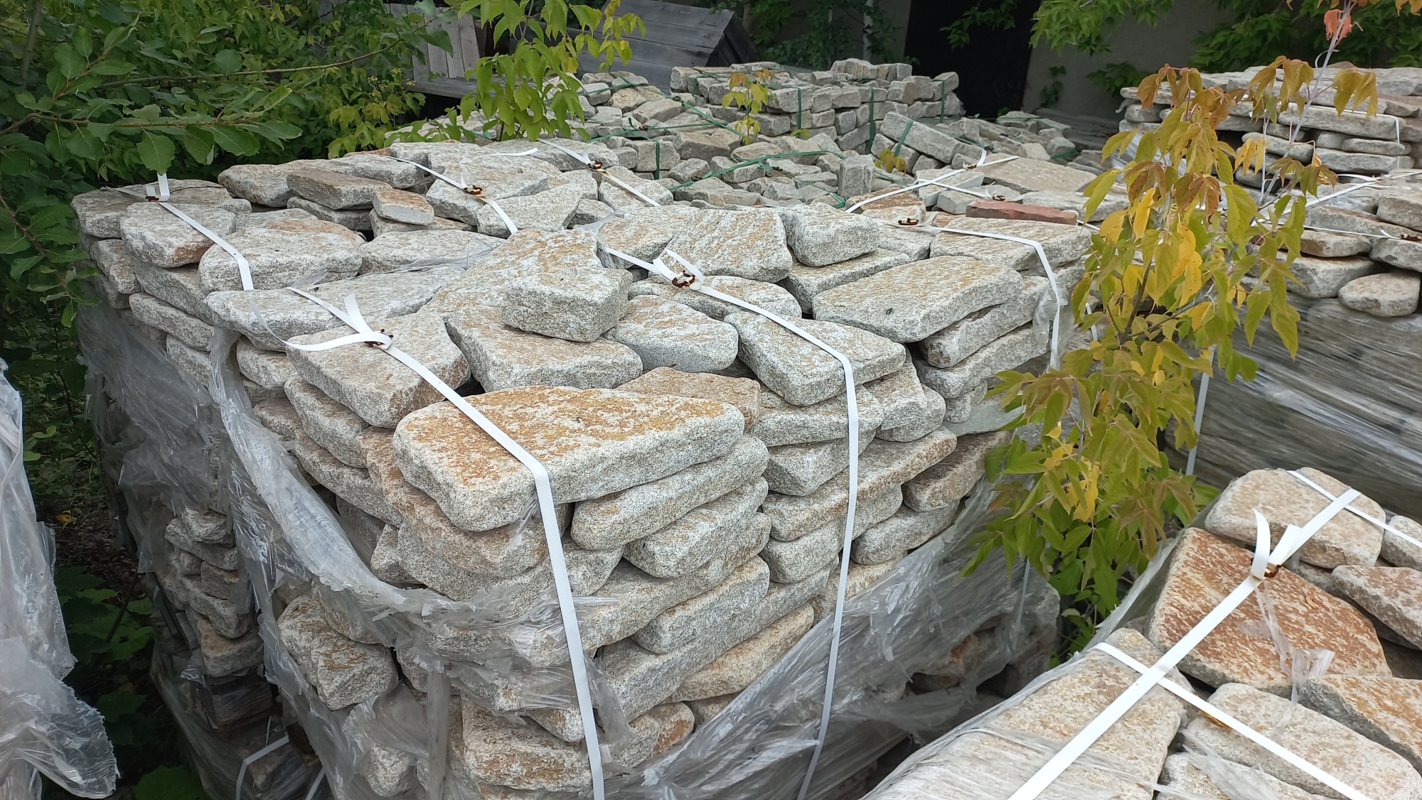 Плитняк галтованный гранитный для ландшафтного дизайна купить в Черкесскк