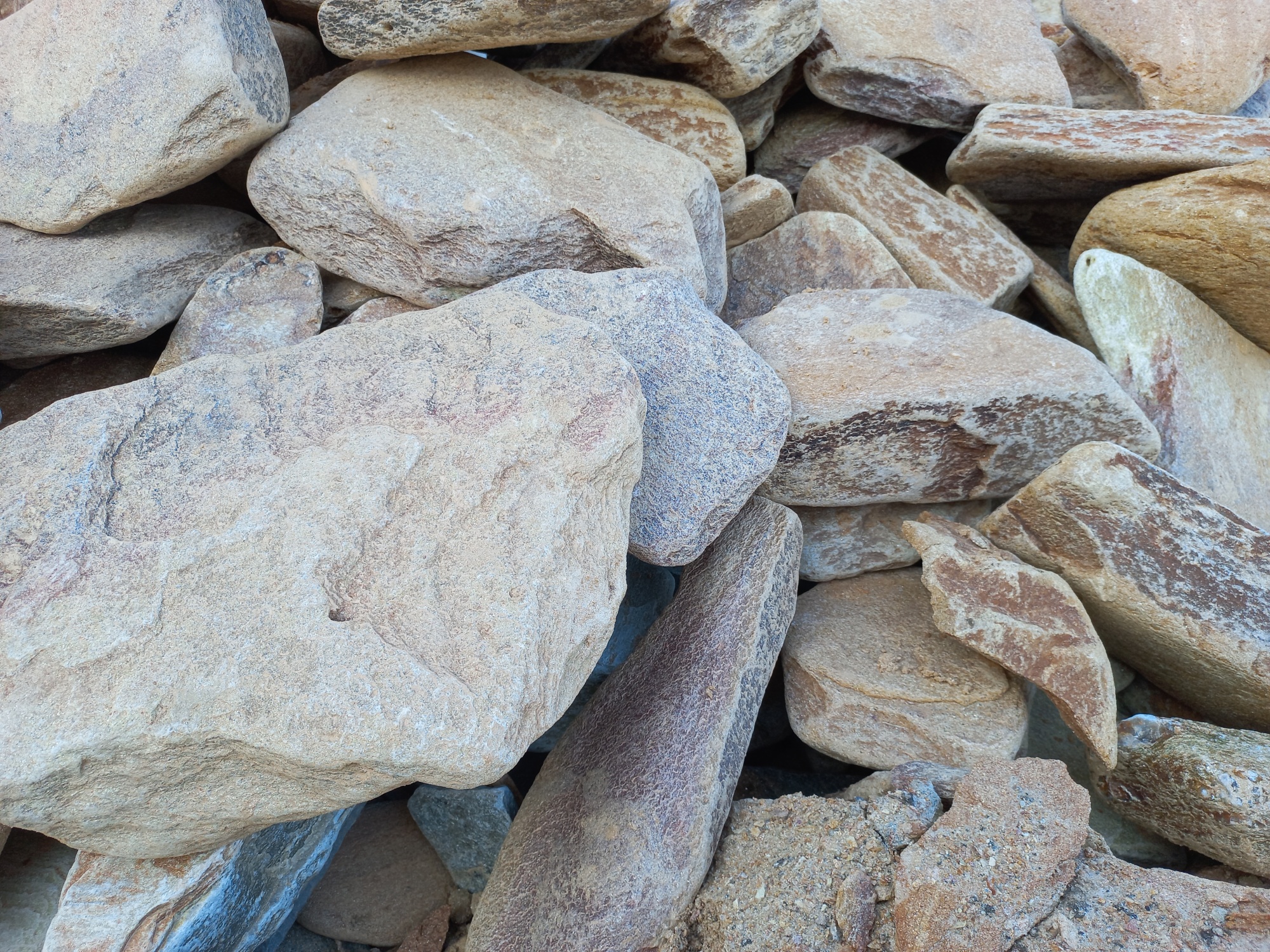 Златолит жёлтый, жёлто-зелёный глыбки и валуны для ланшафтного дизайна купить в Черкесскк