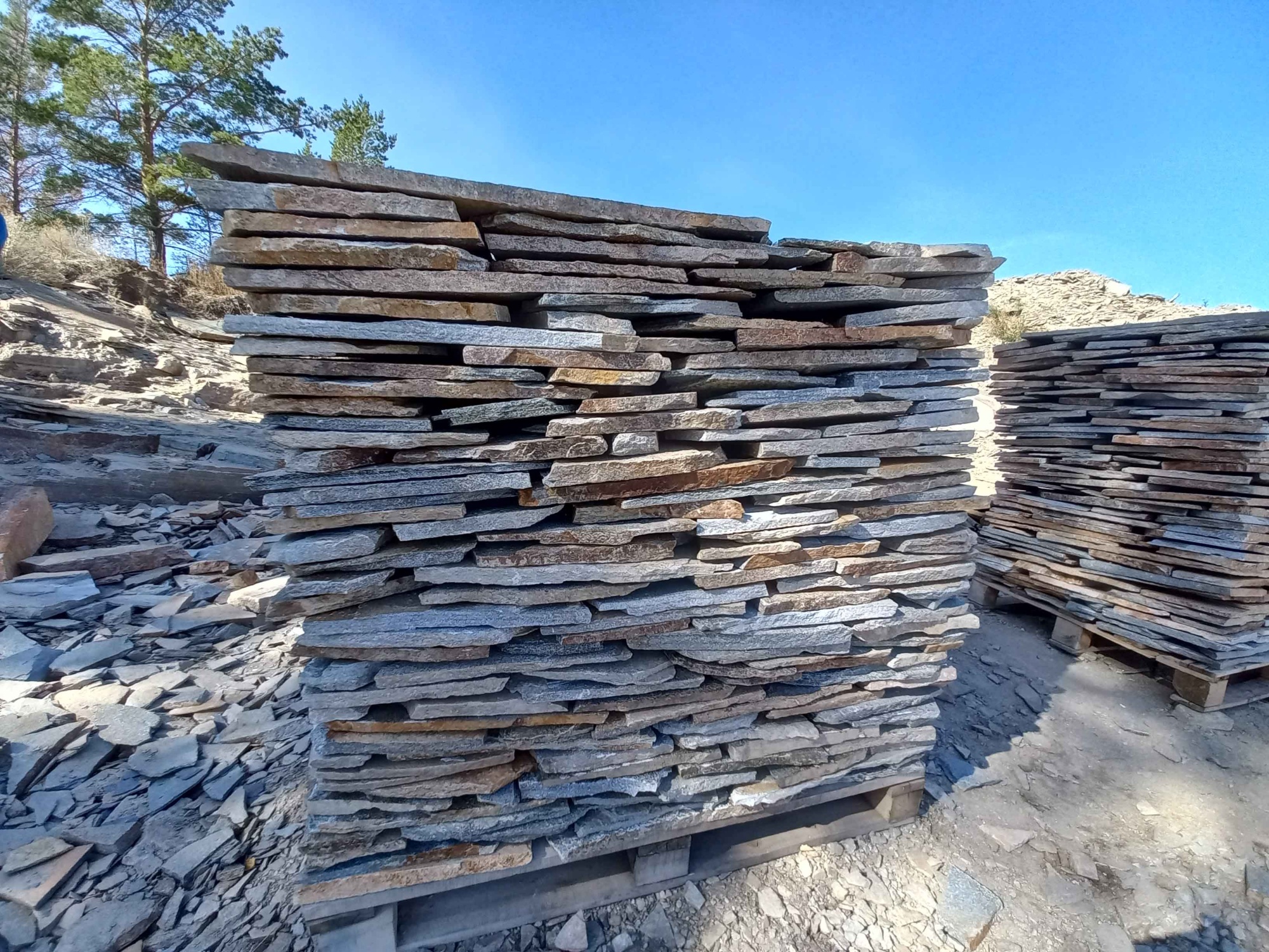 Плитняк златолит серебристый для фасада купить в Черкесскк