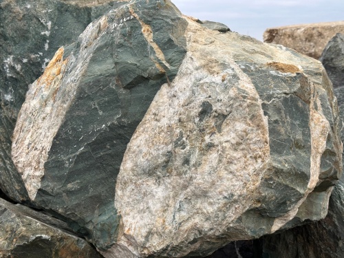 Гигантские зелёные валуны для ландшафтного дизайна весом более 5 тонн купить в Черкесскк