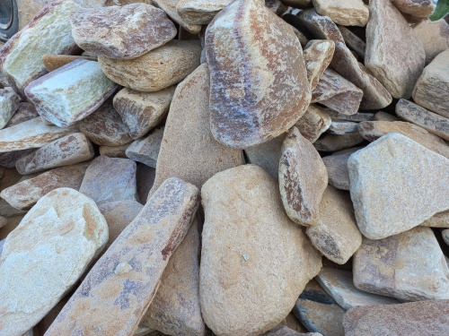 Златолит жёлтый, жёлто-зелёный глыбки и валуны для ланшафтного дизайна купить в Черкесскк