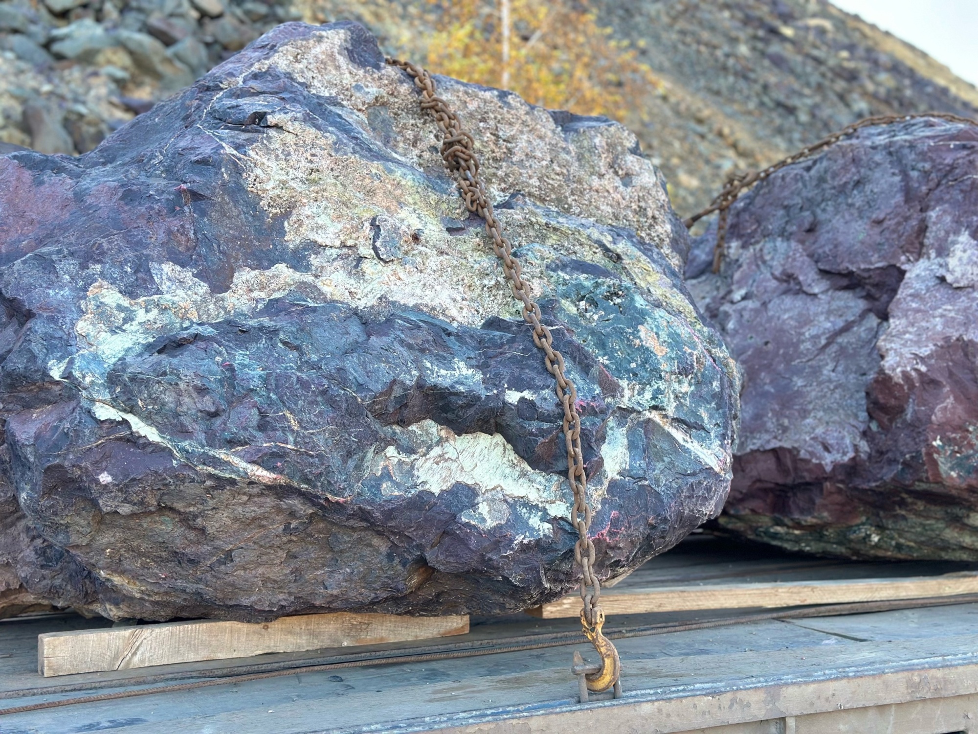 Огромные красно-фиолетовые валуны для ландшафтного дизайна весом более 5 тонн купить в Черкесскк