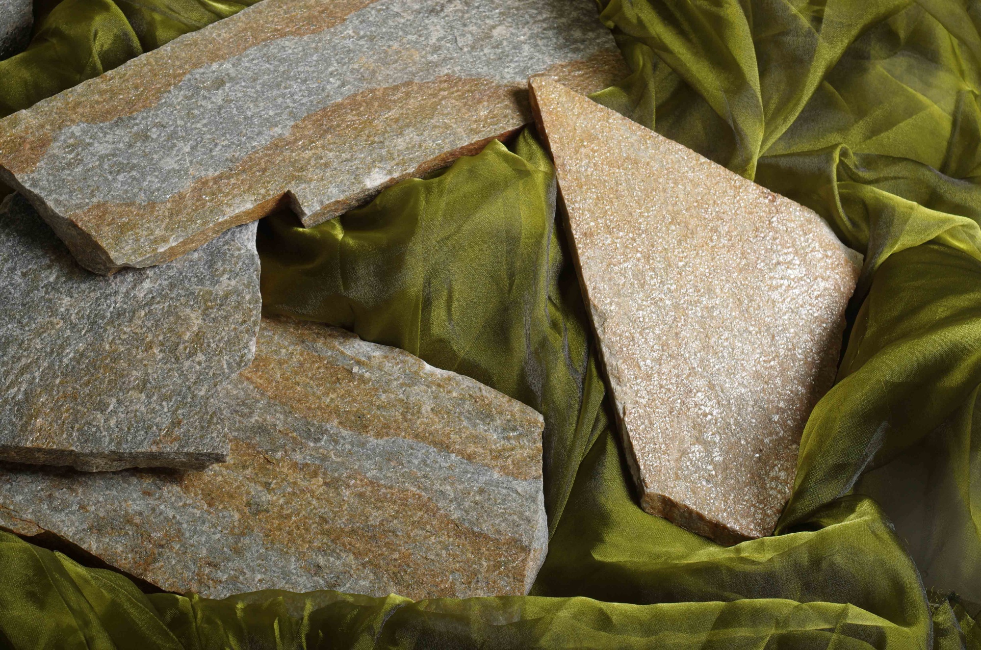 Плитняк златолит Уральский для цоколя, отмостки купить в Черкесскк