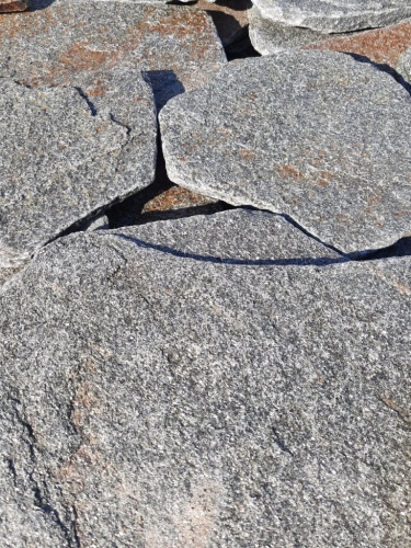 Златолит серебристый галтованный для лестниц купить в Черкесскк